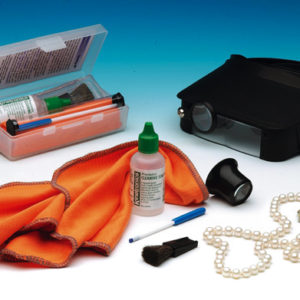 Reinigungsset für Juweliere und Gemmologen JGK, bestehend aus: 
Antistatik-Tuch PC-BP, Reinigungsflü$